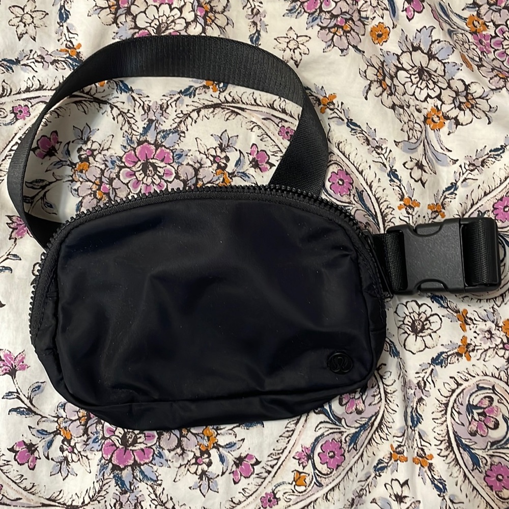 lululemon Everywhere Beltbag